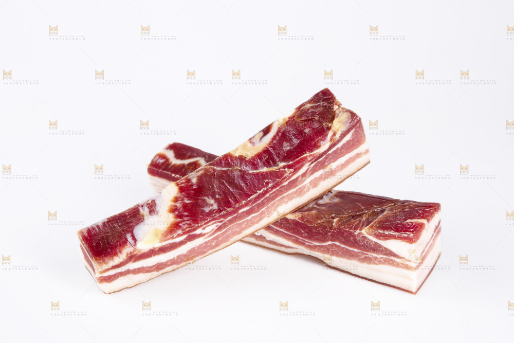 白底上的五花咸肉