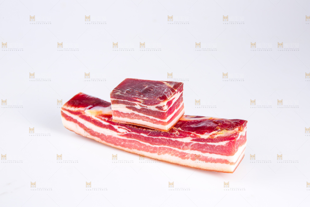 白底上的五花咸肉