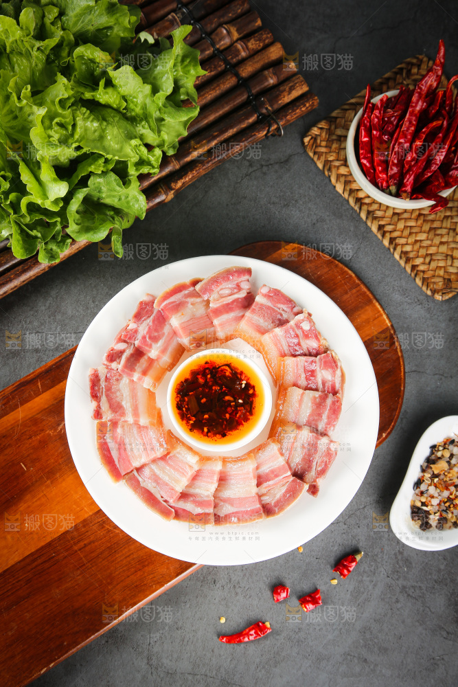 盘子里的咸腊肉