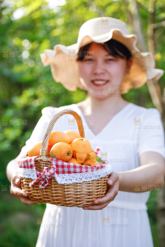 手里拿着米易枇杷