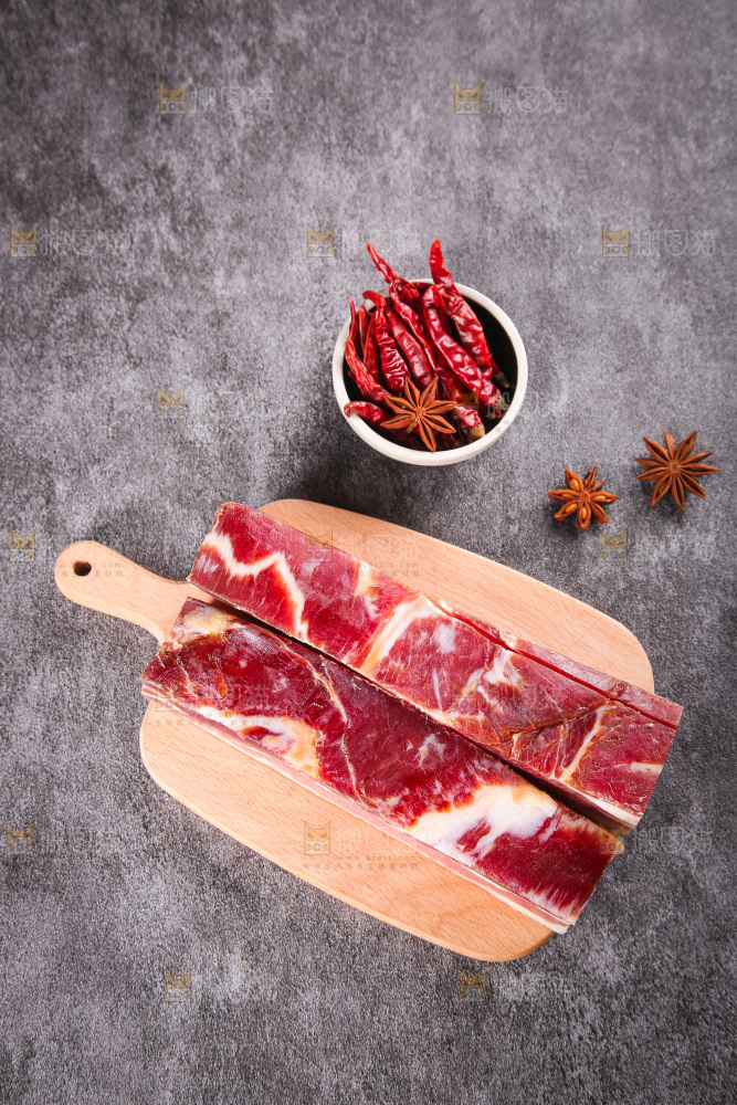 深底上的五花咸肉
