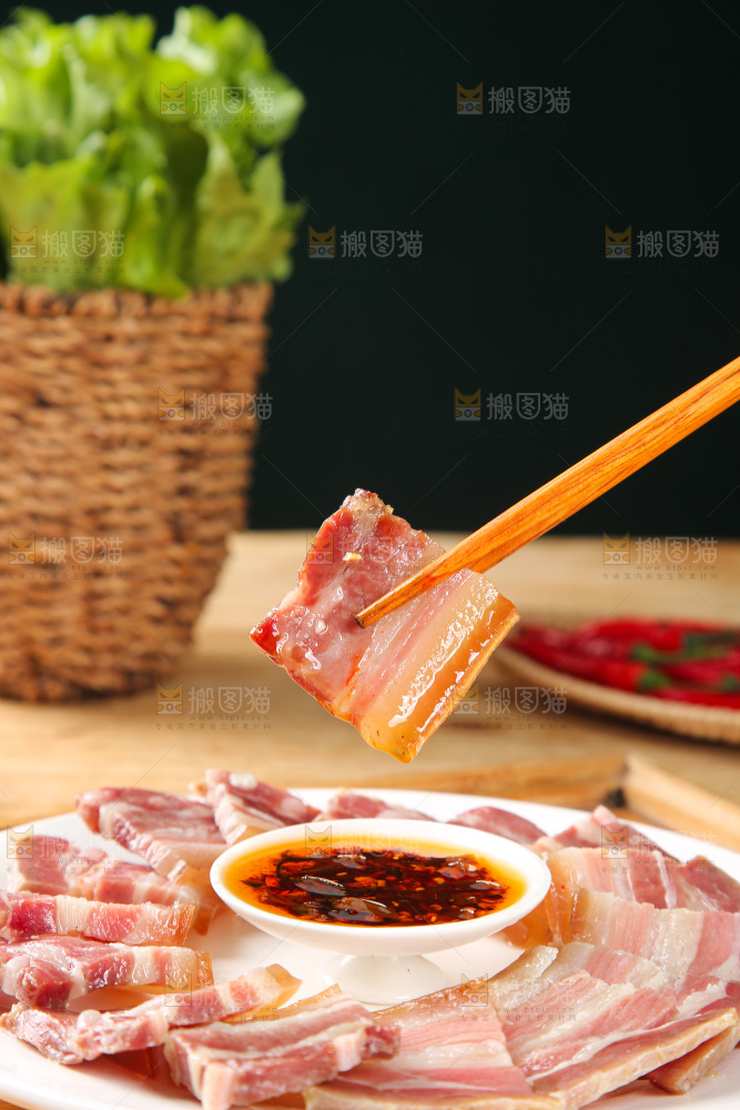 盘子里的咸腊肉