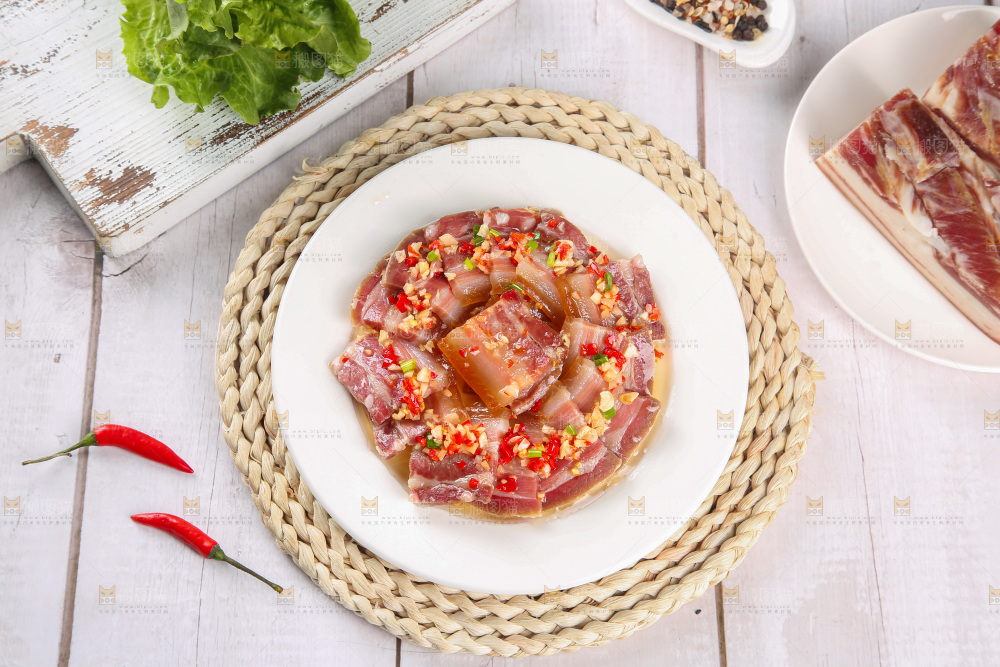 盘子里的咸腊肉