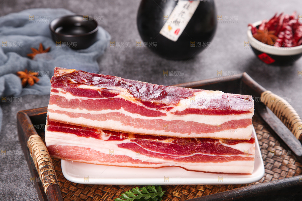 深底上的五花咸肉