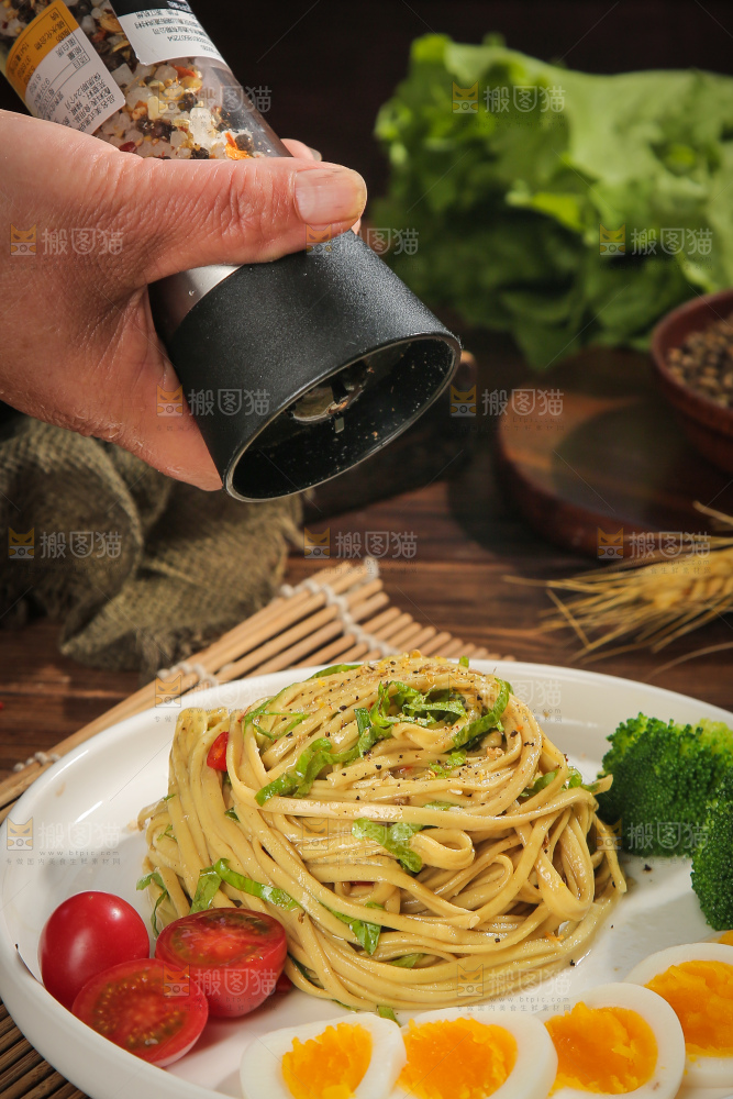 盘子里的苦荞拌面