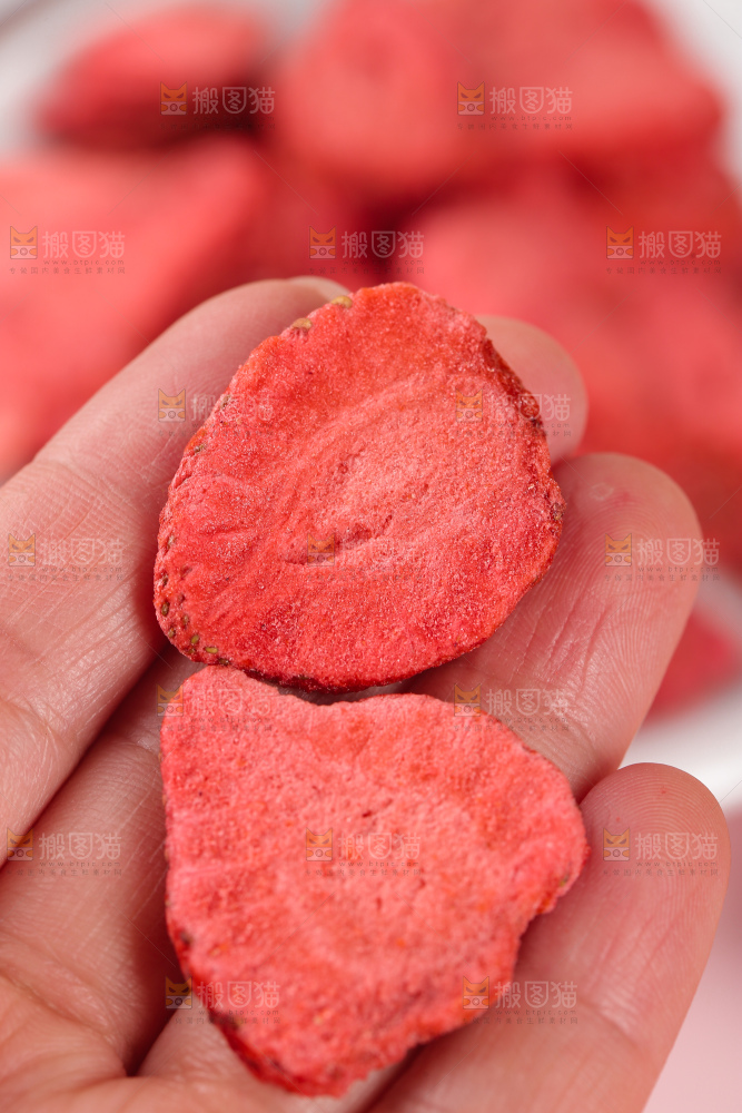 浅底上的冻干草莓