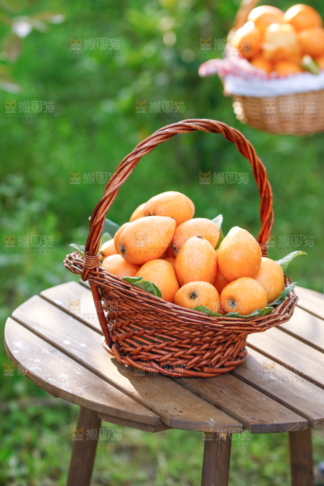 桌子上放着米易枇杷