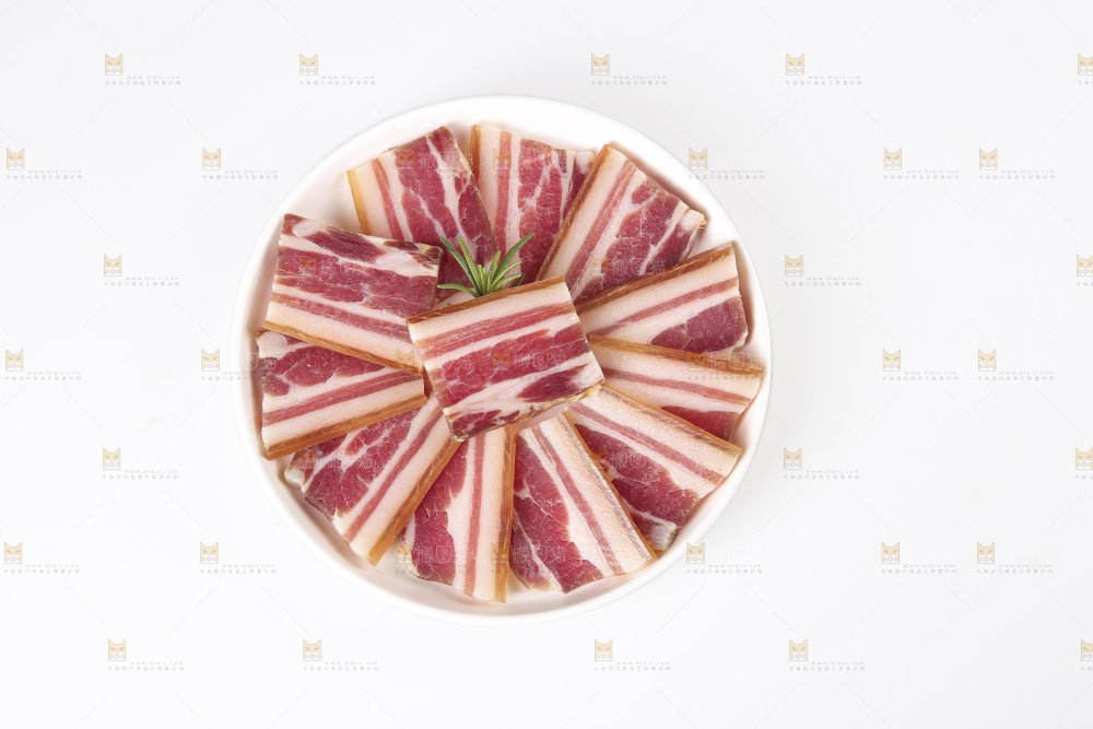盘子里的咸腊肉