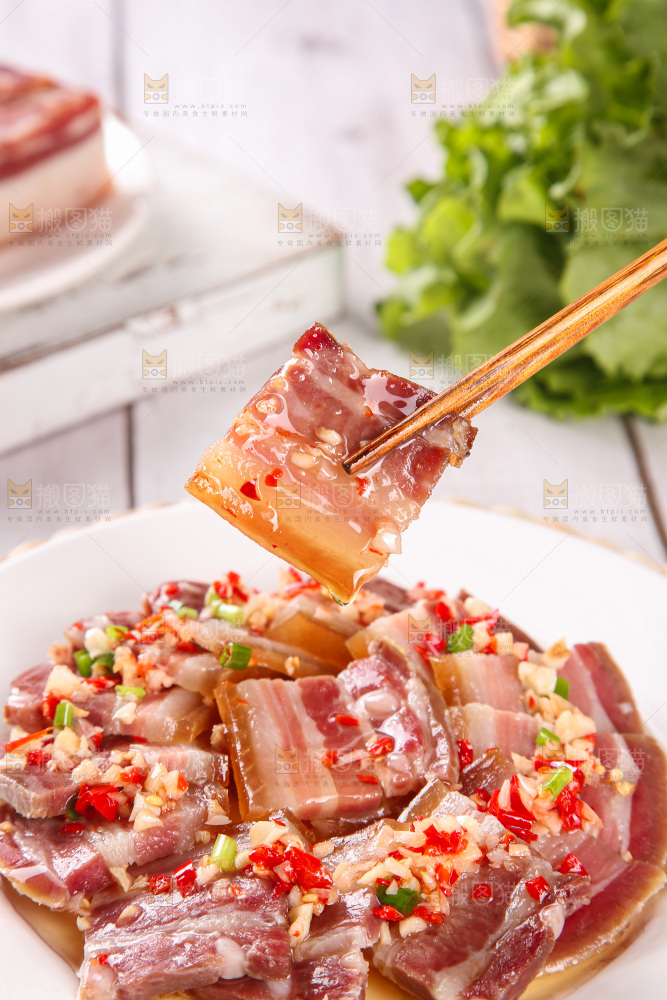 盘子里的咸腊肉
