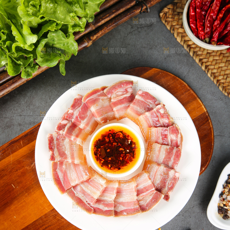 盘子里的咸腊肉