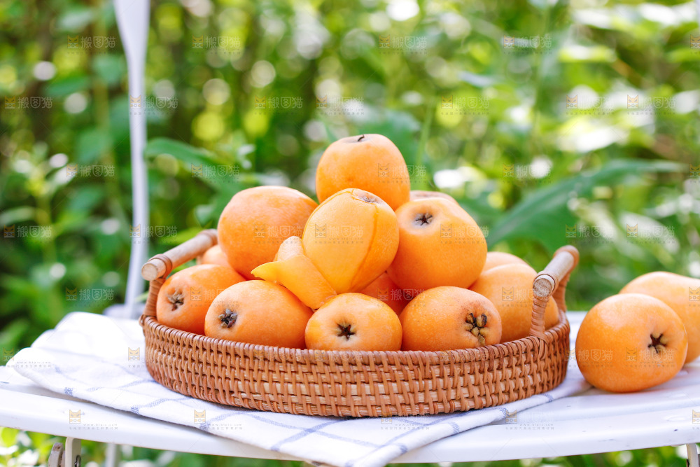 桌子上放着米易枇杷