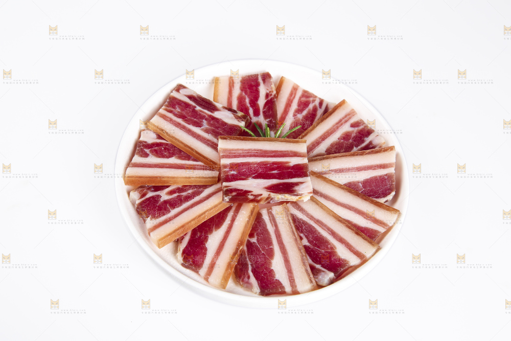 盘子里的咸腊肉