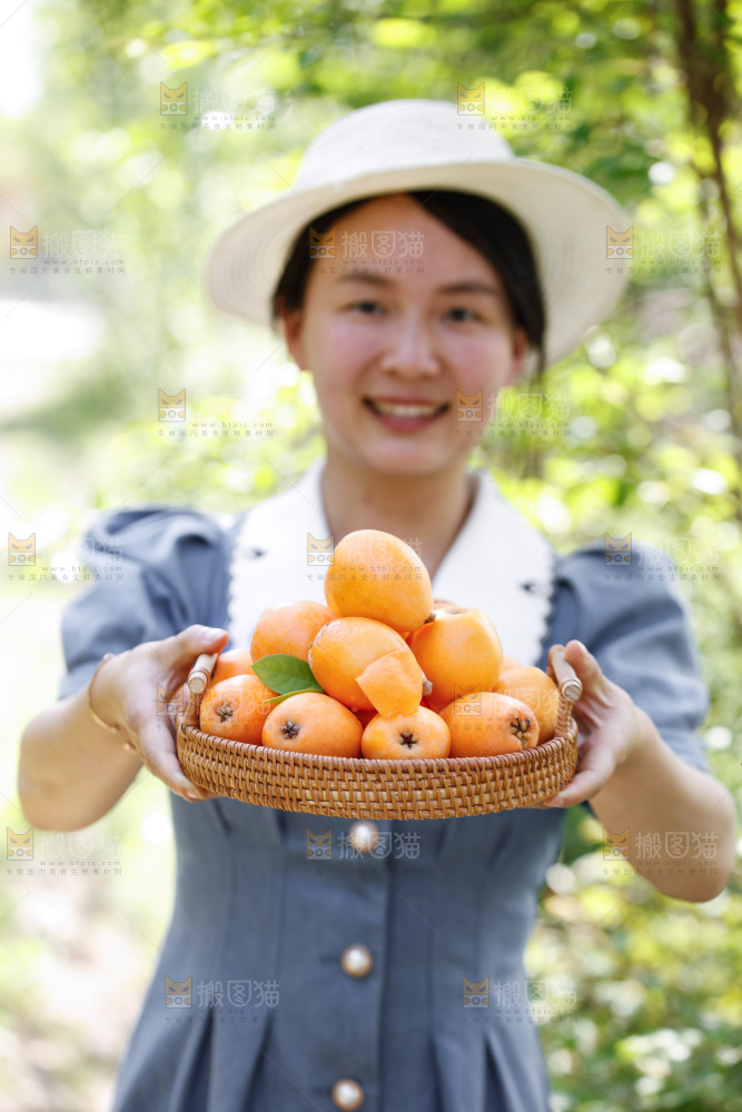 手里拿着米易枇杷
