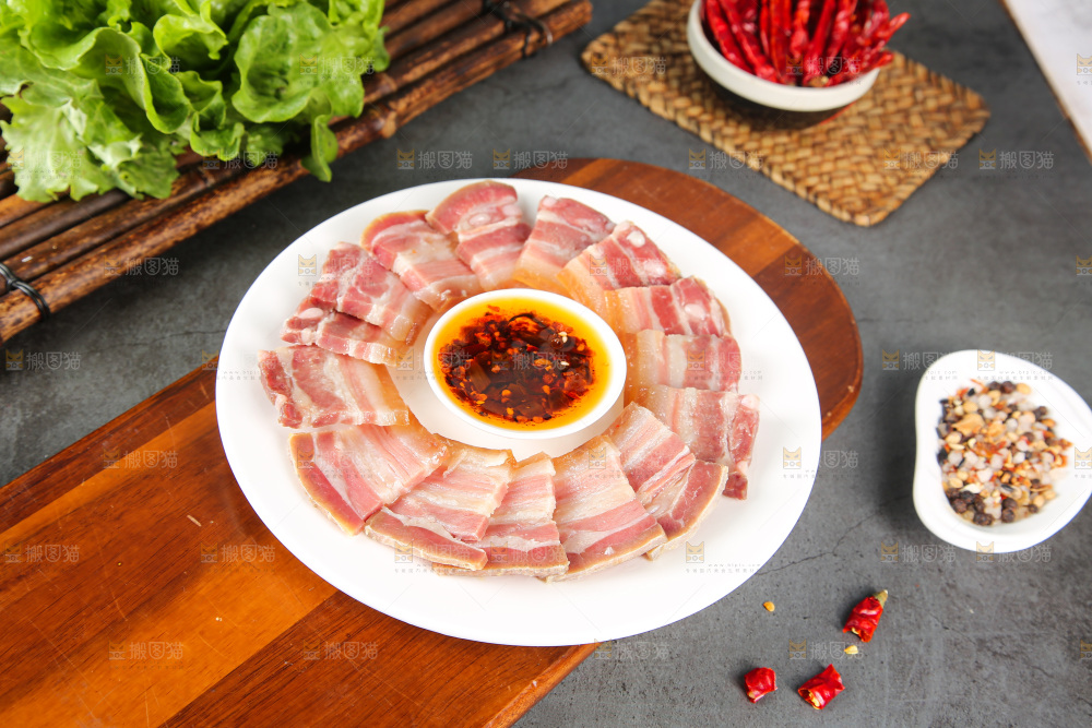盘子里的咸腊肉