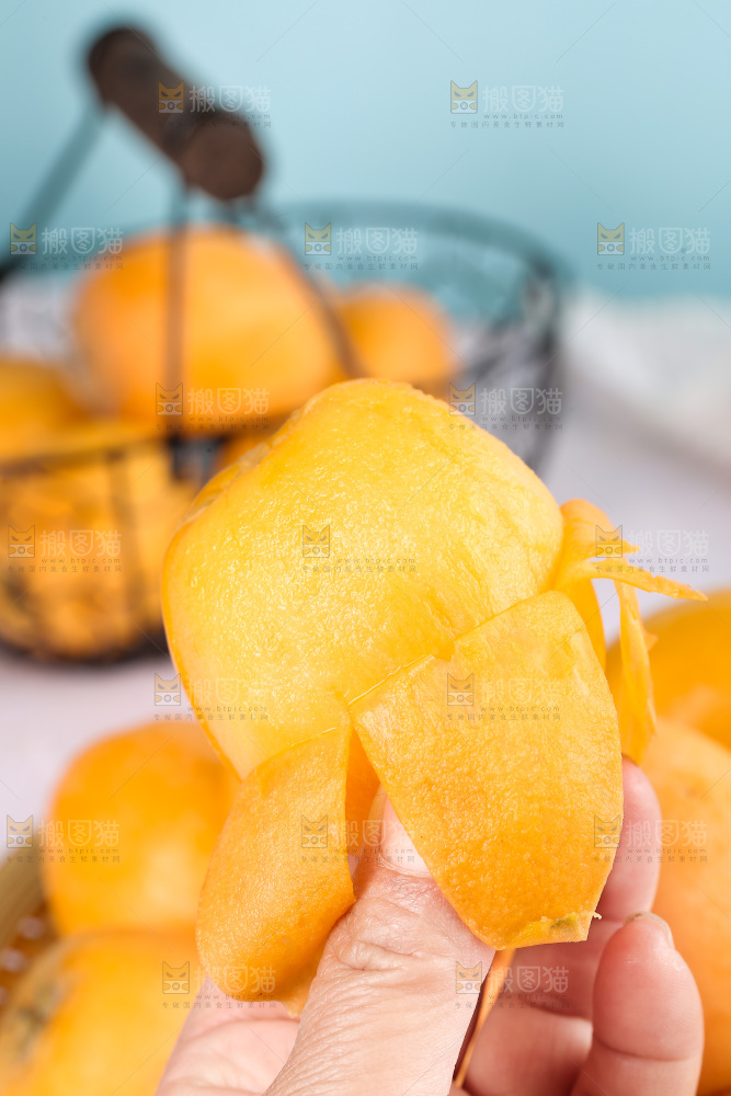 浅底上的新鲜枇杷
