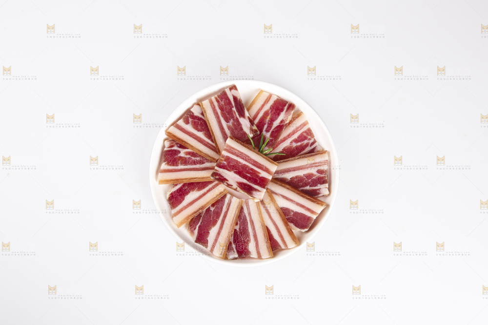 盘子里的咸腊肉