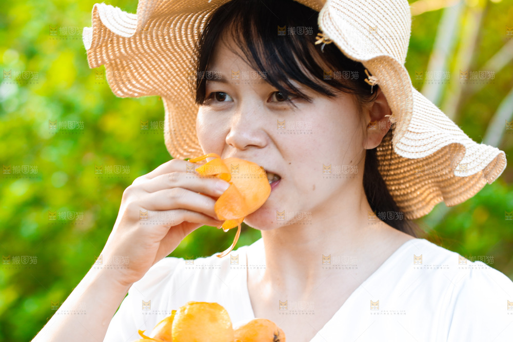 手里拿着米易枇杷