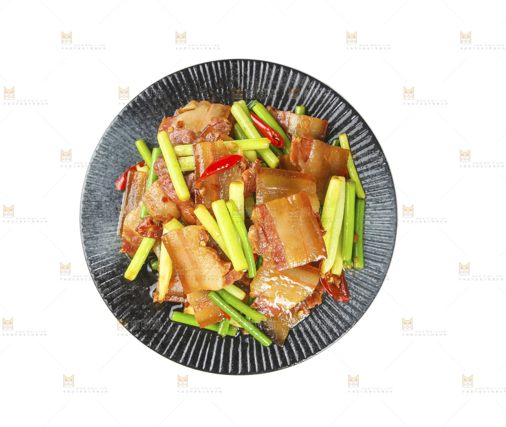 盘子里的蒜苔炒腊肉