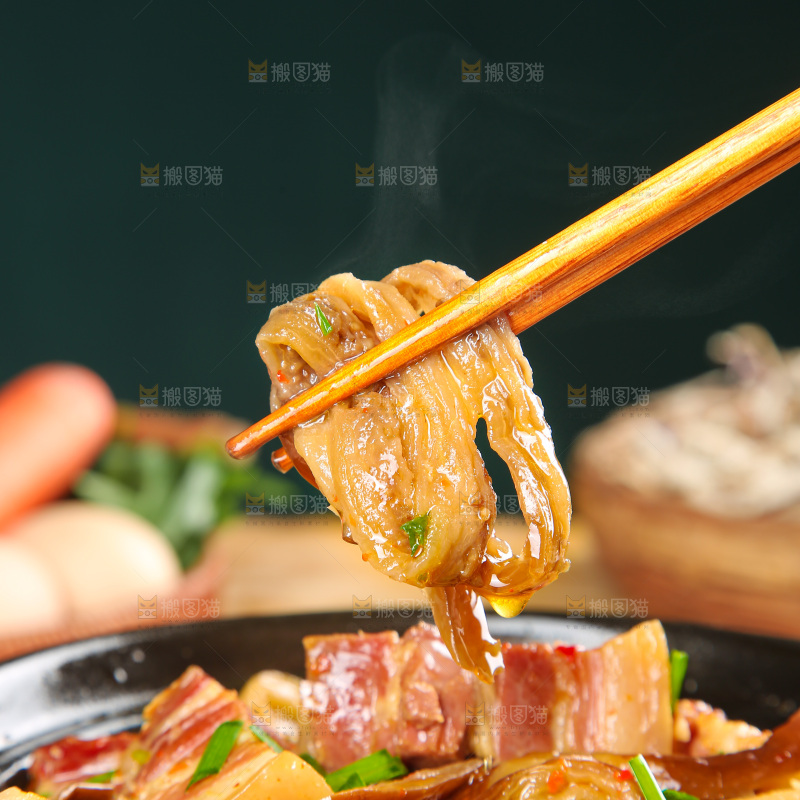 盘子里的茄子炖腊肉
