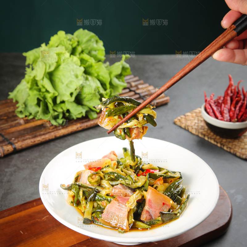 盘子里的黄瓜干