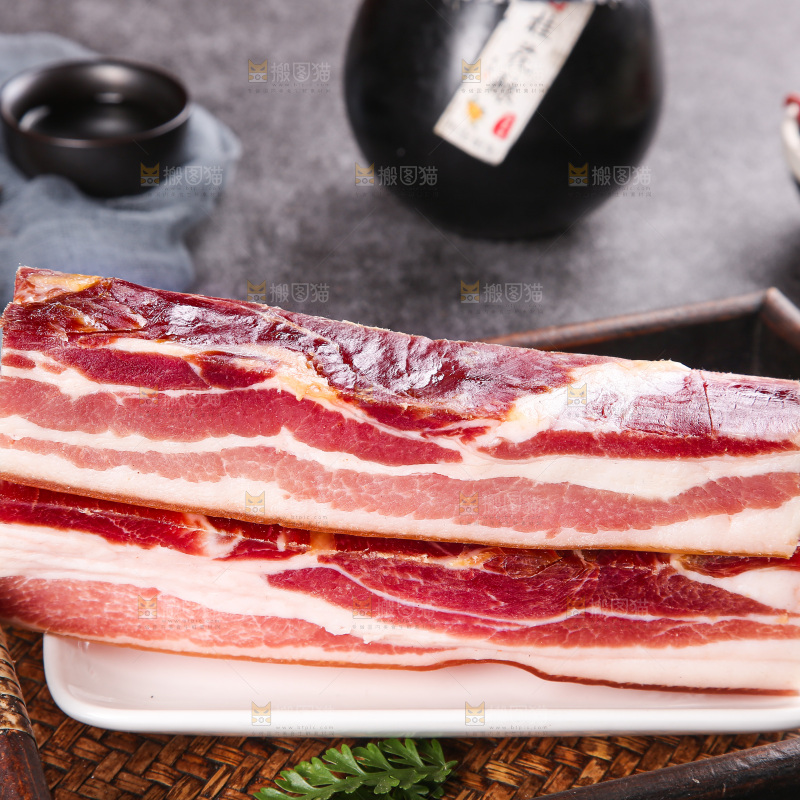 深底上的五花咸肉