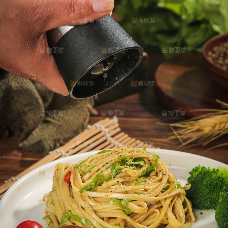 盘子里的苦荞拌面