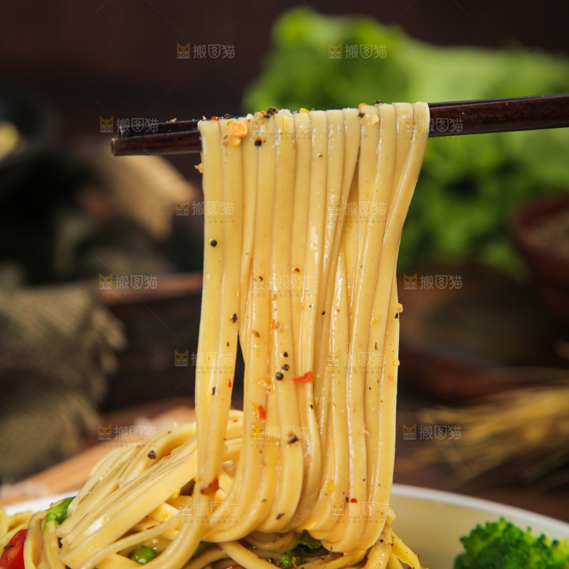 盘子里的苦荞拌面