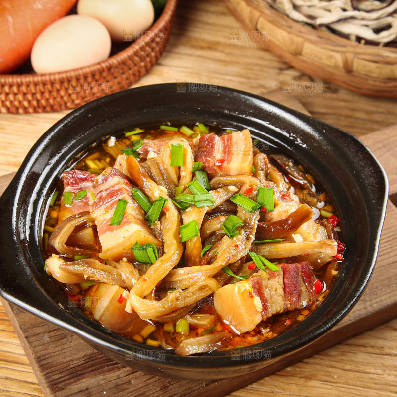 盘子里的茄子炖腊肉