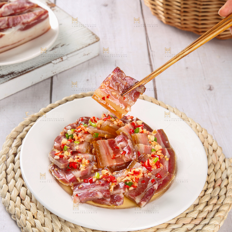 盘子里的咸腊肉