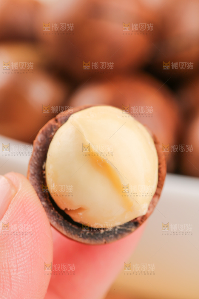 浅底上摆放夏威夷果
