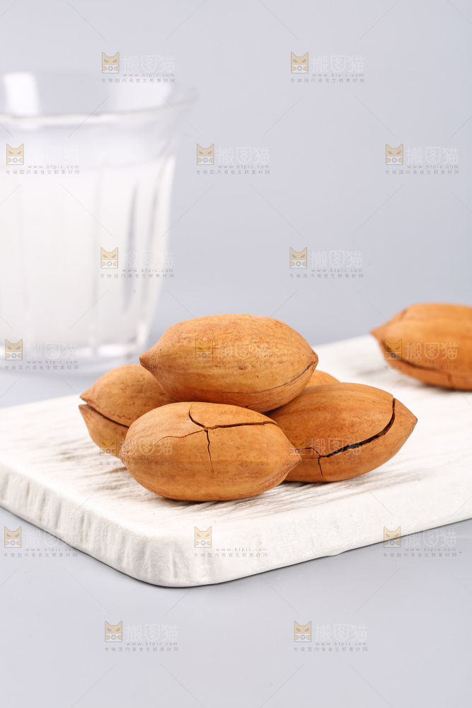 浅底上的碧根果