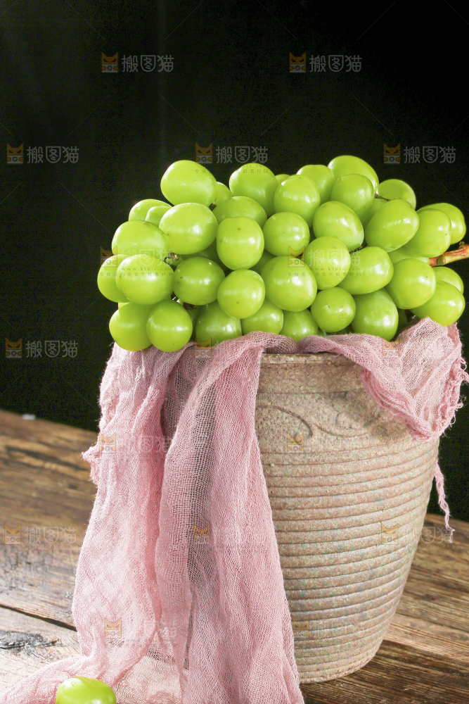 木底上的阳光玫瑰青提