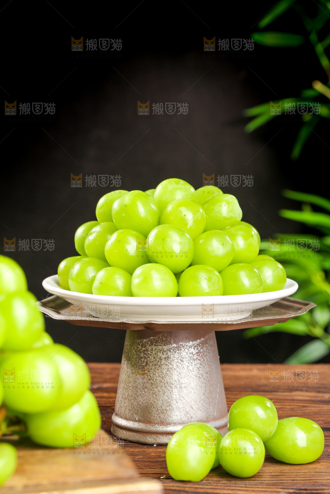 木底上的阳光玫瑰青提