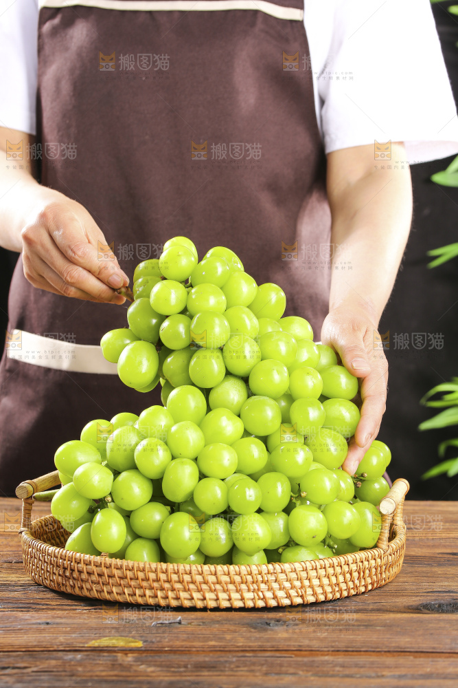 木底上的阳光玫瑰青提