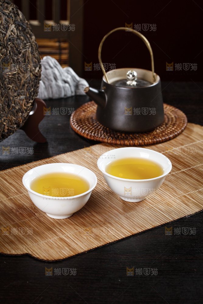 深底上的普洱茶