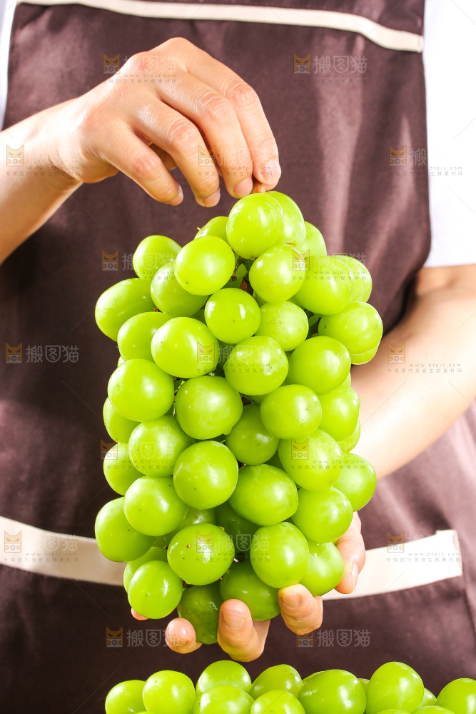 木底上的阳光玫瑰青提