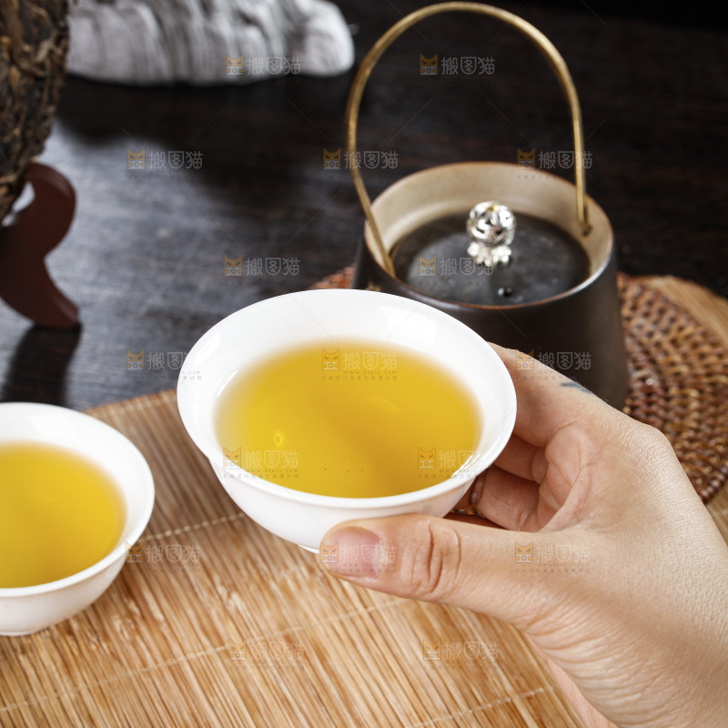 深底上的普洱茶