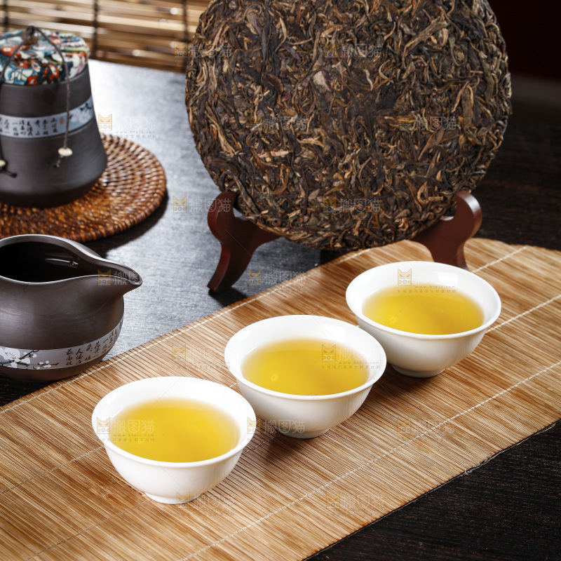 深底上的普洱茶