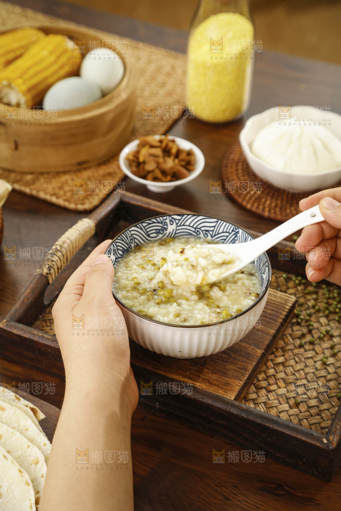 深底上的绿豆粥