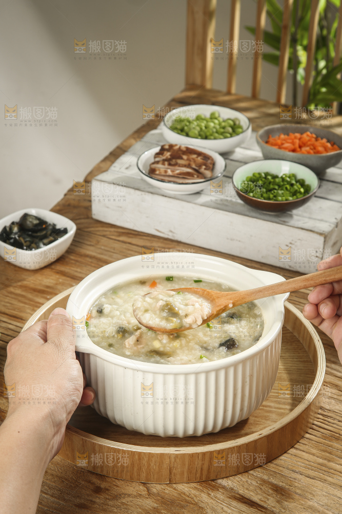 碗里的皮蛋瘦肉粥