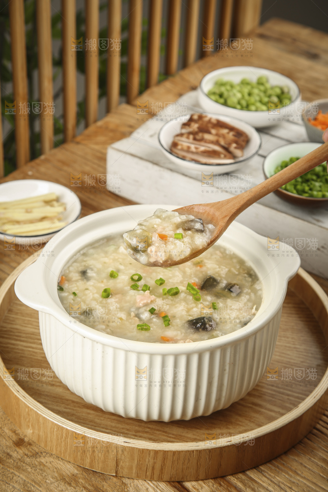 碗里的皮蛋瘦肉粥