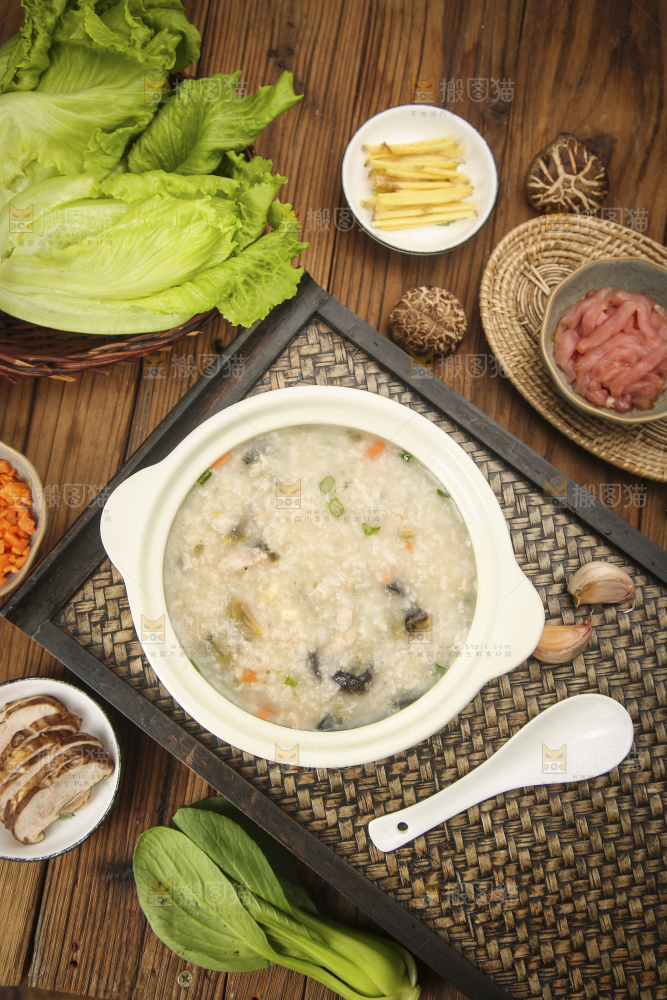 碗里的皮蛋瘦肉粥