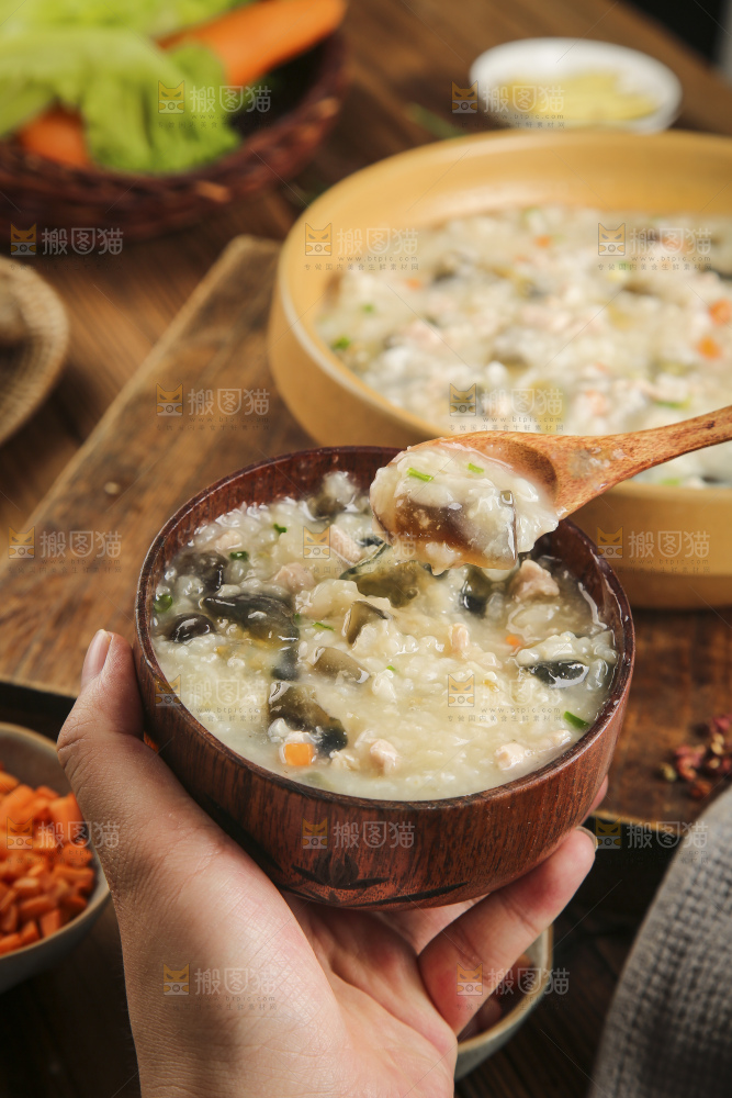 碗里的皮蛋瘦肉粥