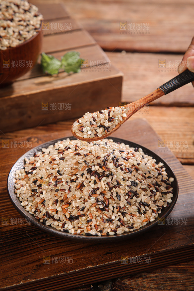 深底上的三色糙米