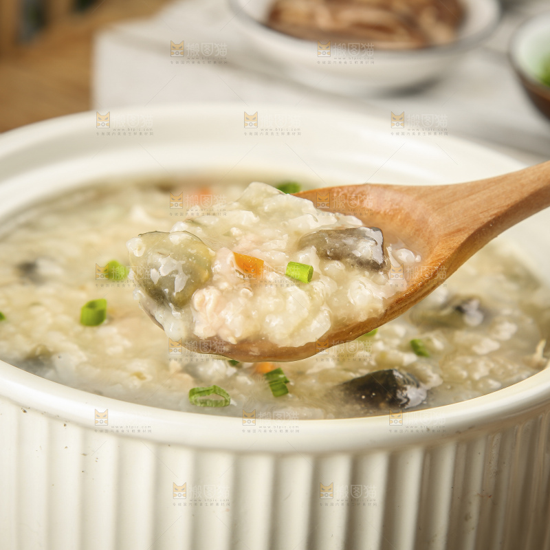 碗里的皮蛋瘦肉粥