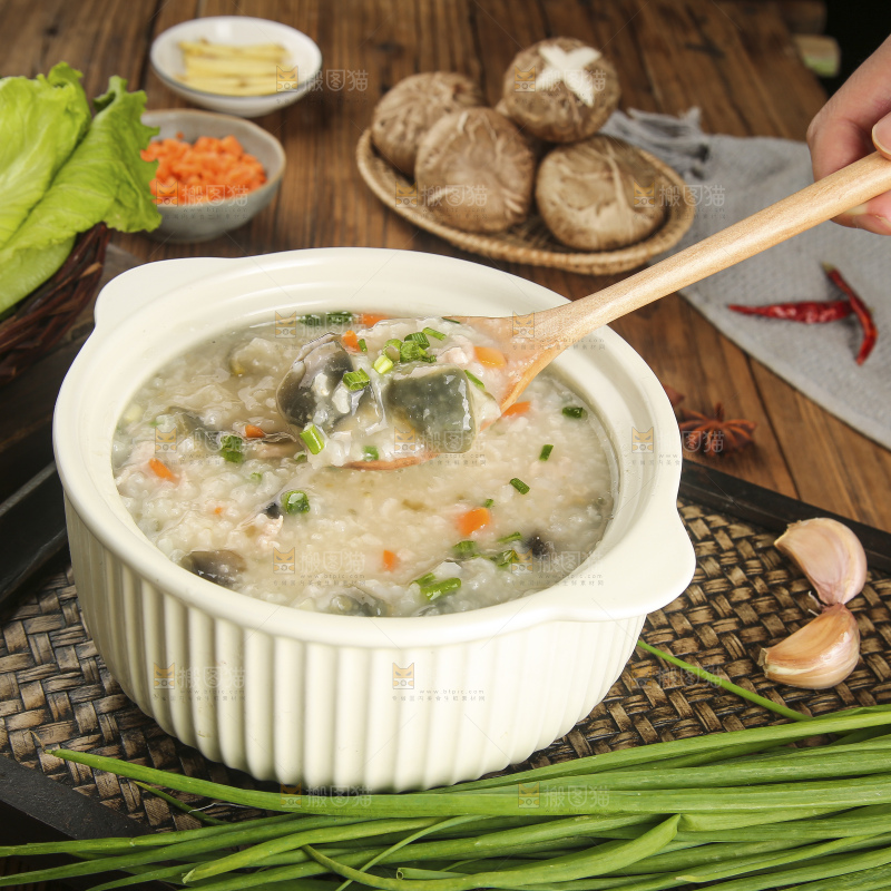 碗里的皮蛋瘦肉粥