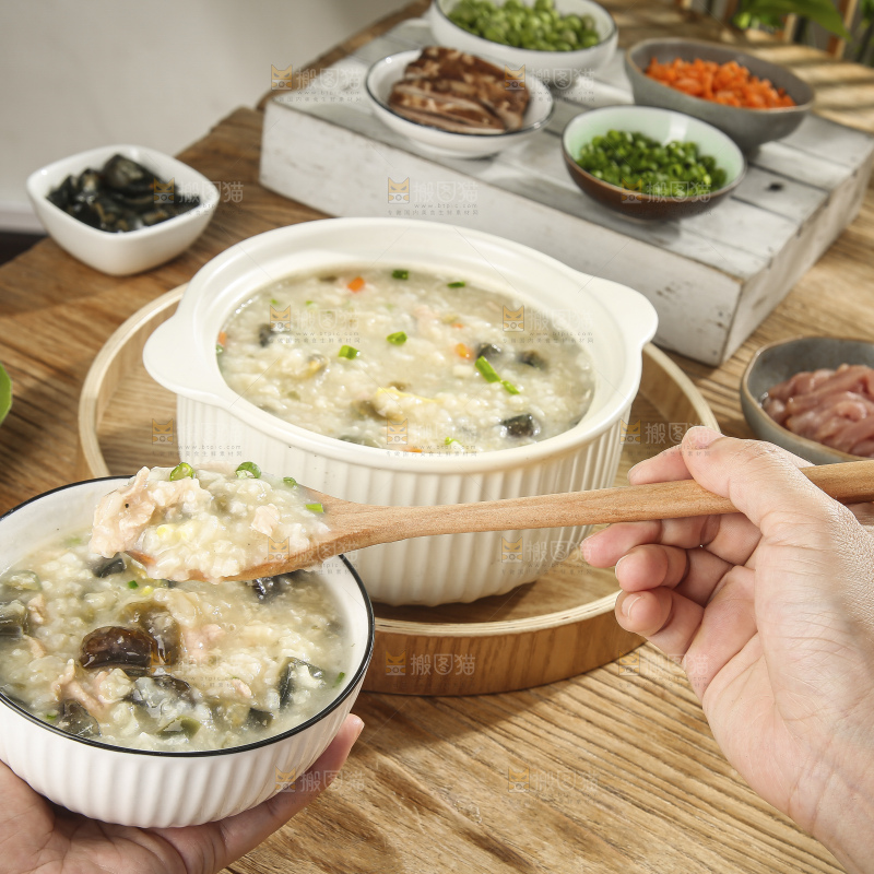 碗里的皮蛋瘦肉粥