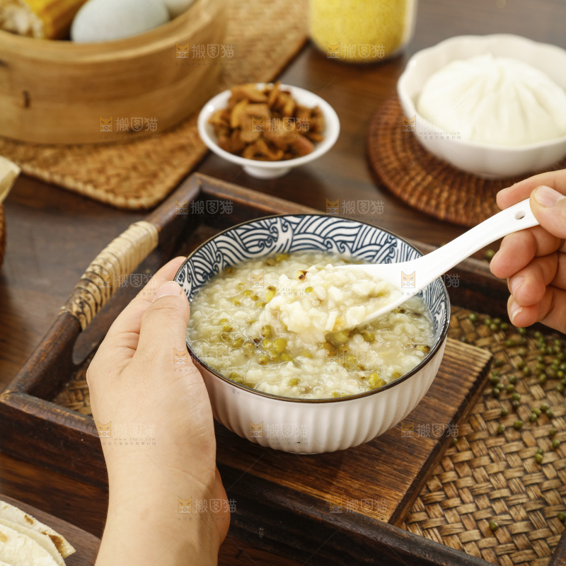 深底上的绿豆粥