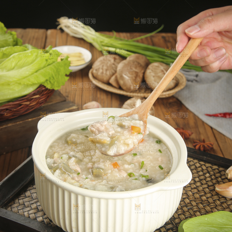 碗里的皮蛋瘦肉粥