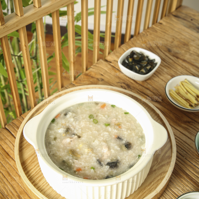 碗里的皮蛋瘦肉粥